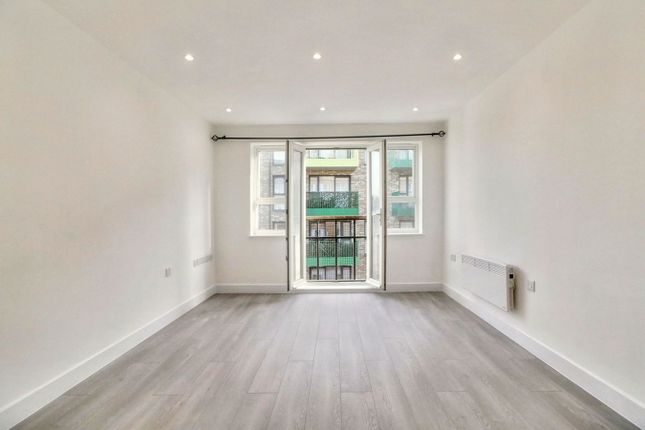 Flat 41, Geneva Court, 2 Rookery Way, London photo 4
