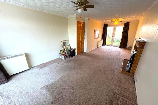 19, Sandon Crescent, Neston photo 2