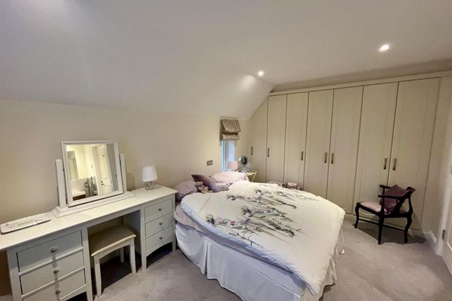 27 Beech Grove, Hammond Way, Yateley photo 4