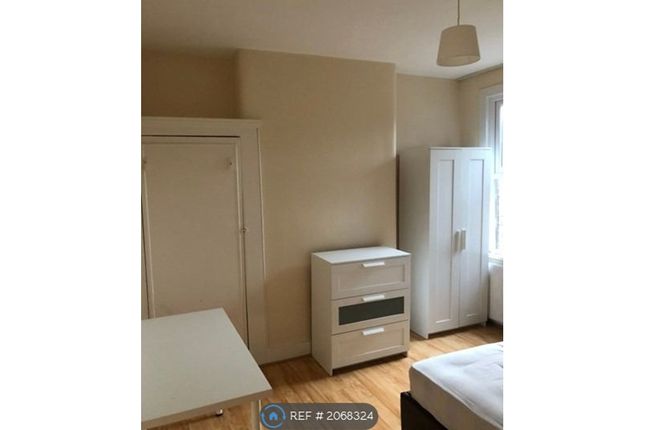 Room to rent in Kirkstall Avenue, London