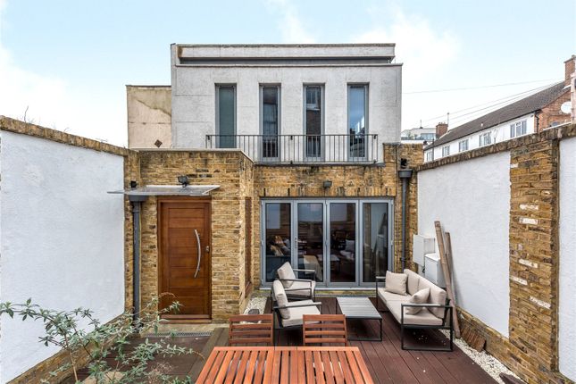 Town house to rent in St Clements Street, Barnsbury, London