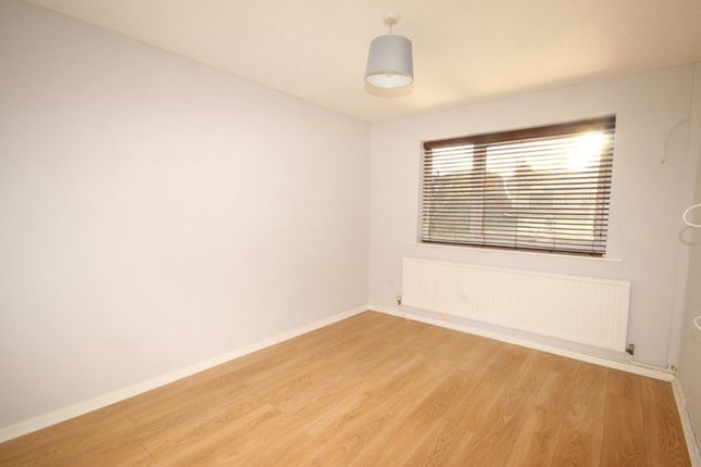 Flat to rent in Clifton House Road, Clifton
