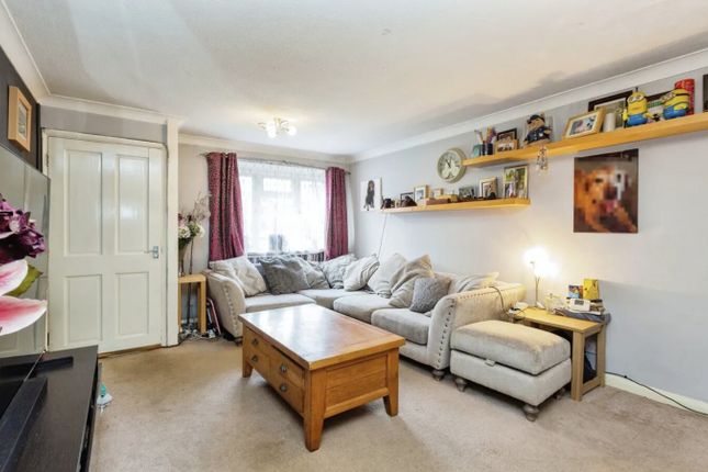 12, Lower Close, Aylesbury photo 2