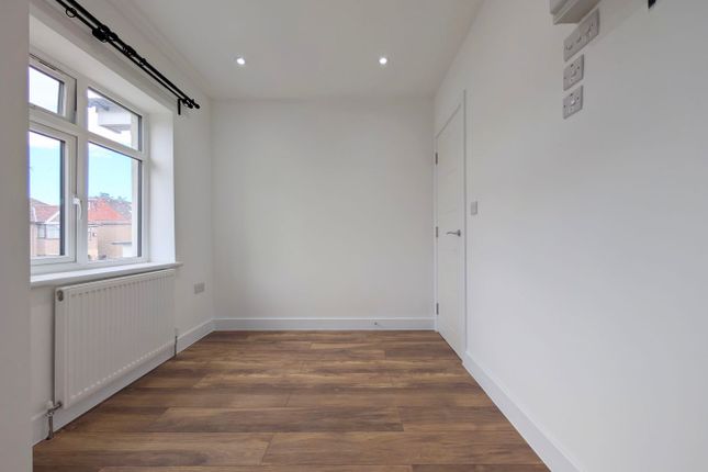 Flat 2, 22, Garrick Road, Greenford photo 5