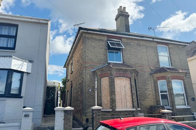 2-bed house on 78 Osborne Road, East Cowes, £100,000