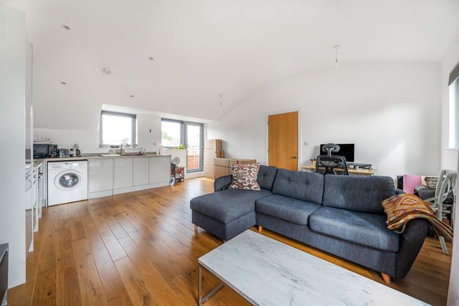 Thumbnail Flat for sale in Courtlands, Maidenhead