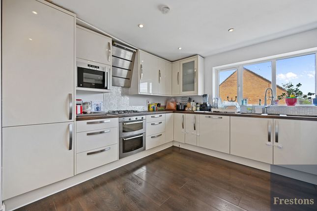 19 Keats Close, Borehamwood photo 4