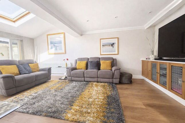 23, Saunders Close, Lee-On-The-Solent photo 4