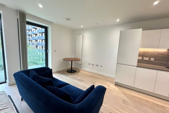 26 Caravel House, Regalia Close, London photo 4