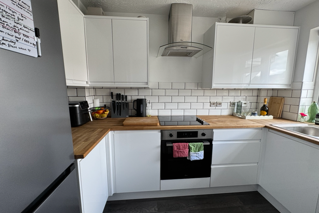 36, Marshall Place, Addlestone photo 3