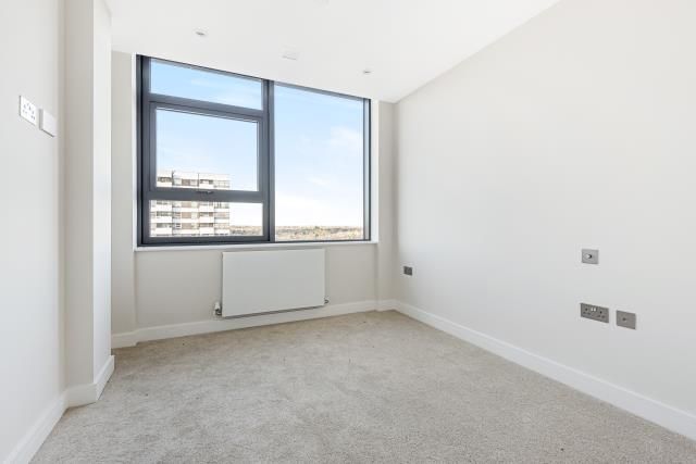 Thumbnail Flat to rent in Sunbury On Thames, Middlesex