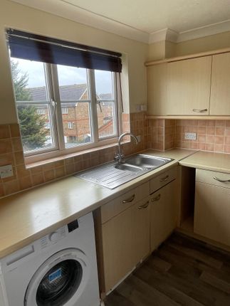 Flat to rent in Fairway Drive, London