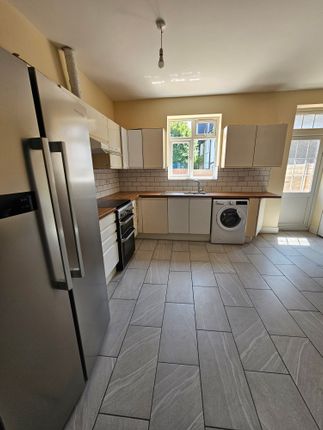 Terraced house to rent in Fishponds Road, Tooting