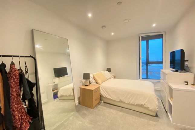 Flat for sale in Wharf End, Salford
