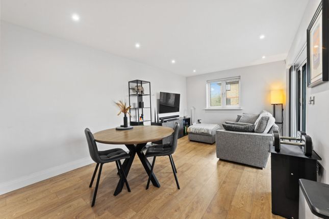 Thumbnail Flat for sale in Commonside East, Mitcham