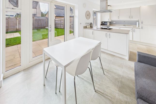 9 Heron Close, Cheltenham photo 2