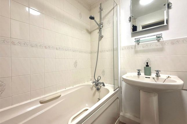 Flat 5, Rosewood, 24, Rorkes Drift, Surrey photo 4