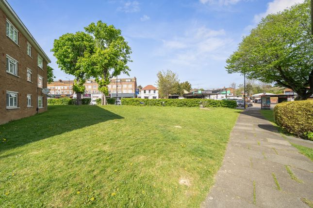 40, Pipers Green, London photo 3