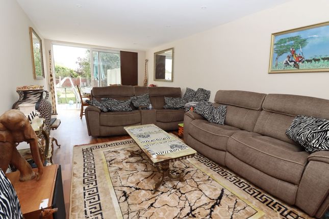 11 Barnes Avenue, Margate photo 4