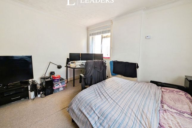 Flat 2, Queens Court,, Hill Lane, Hampshire photo 2