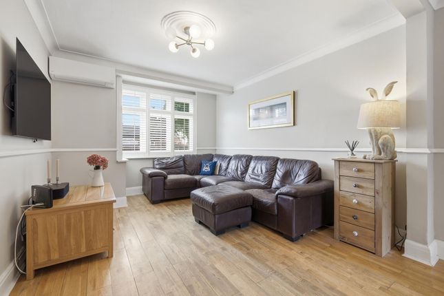 2, New Farm Drive, Romford photo 4