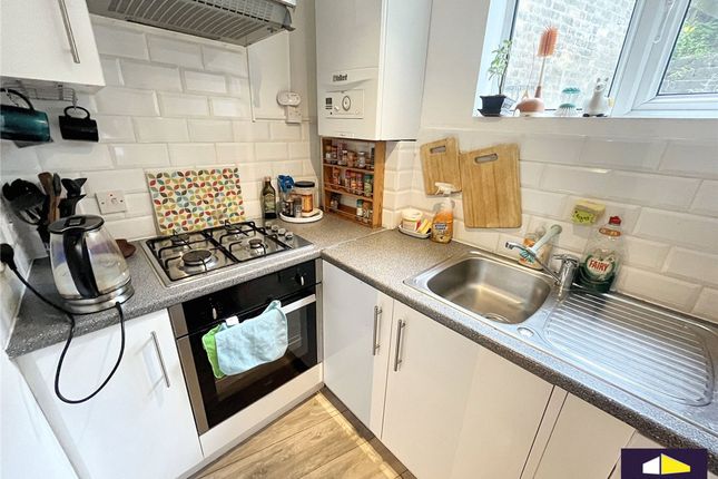 Flat D, 178 Knollys Road, London, London photo 3