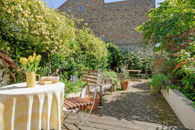 12 Dalgarno Gardens, London photo 3