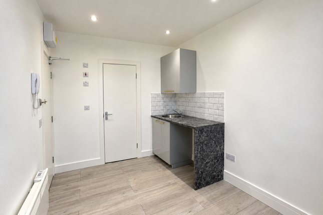Flat 5, 5D, Park Avenue, Egham photo 2