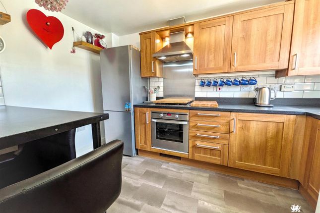 18, Parc Y Garreg, Kidwelly photo 4