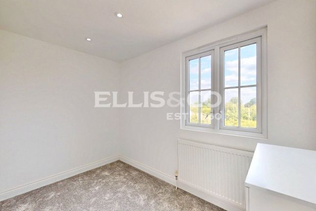 Thorn Close, Northolt photo 4