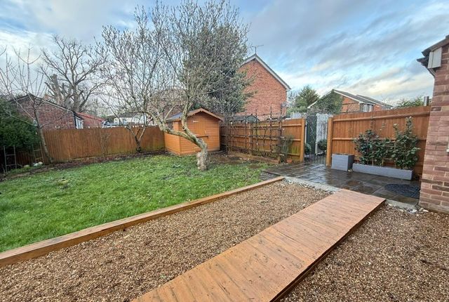 HAWTHRON CLOSE , CRANFORD  photo 3