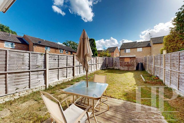 34 Buchans Lawn, Crawley photo 4