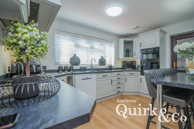 10, Larup Avenue, Canvey Island photo 3