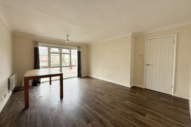 Chichester Court, SLOUGH photo 2