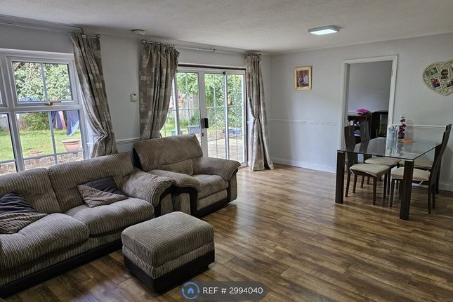 Sands Farm Drive, Burnham, Slough photo 4