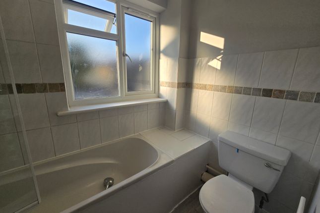 31 F5 , Woodville Road, London, Thornton Heath photo 4