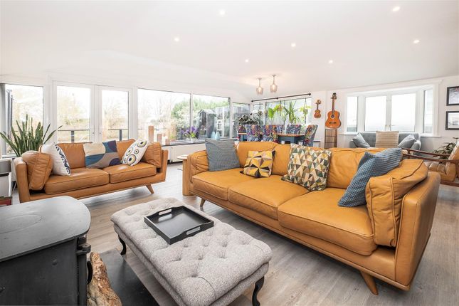 22, The Island, Thames Ditton photo 2