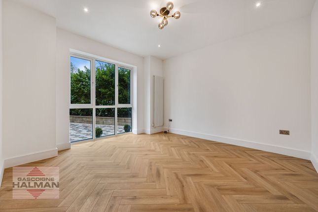 9 Brooklands Crescent, Sale photo 4