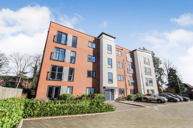 Thumbnail Flat to rent in Elvian Close, Reading