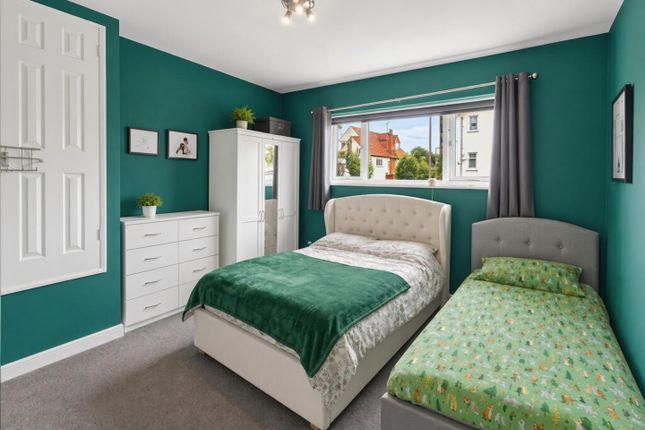 Flat 1, 48, Canewdon Road, Westcliff-On-Sea photo 3