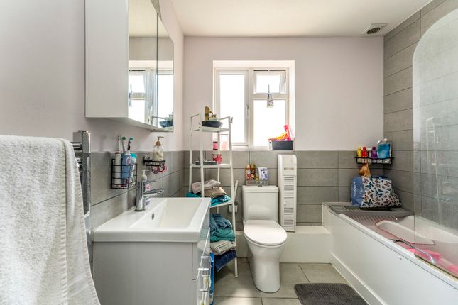 31A, Ashfield Parade, London photo 3