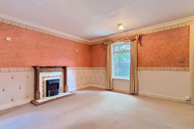 16, Cliffe Lane, Cleckheaton photo 3