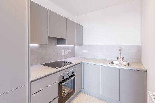1-bed flat on Flat 42, Rosefinch Apts, London, £300,000