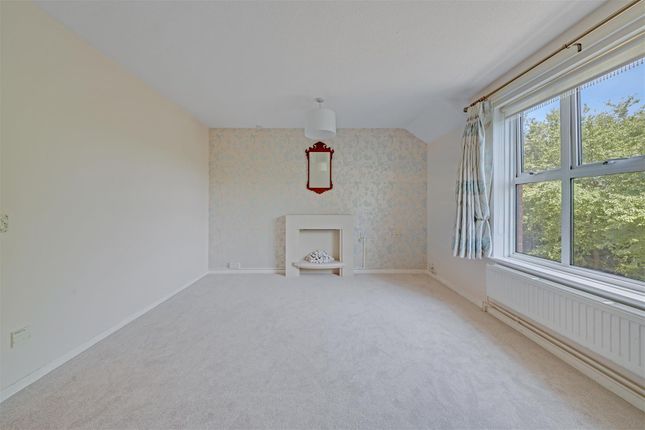 Chichester Close, Hampton photo 3