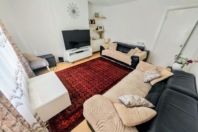 Flat 4,32, Dabbs Hill Lane, Northolt photo 2