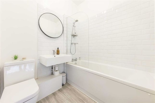 Flat for sale in George Lane, London