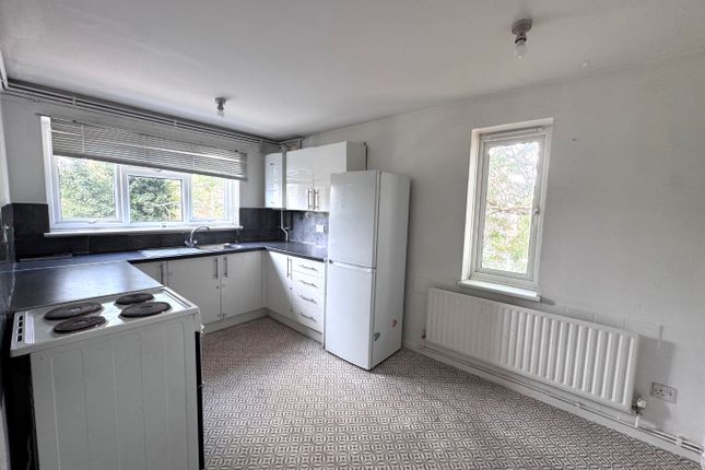 32, Cheriton Court, Walton-On-Thames photo 2