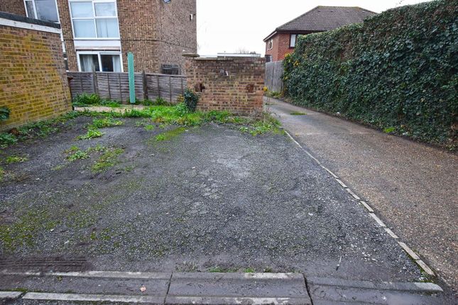 62, Maplins Close, Rainham photo 4