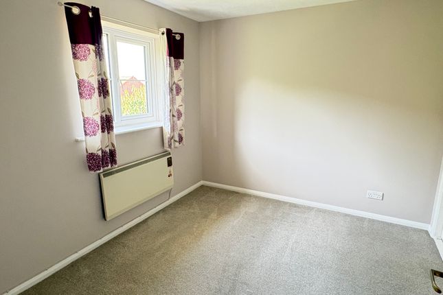 26 Lyon Close, Crawley photo 4