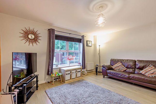 36 Millers Croft, Castleford photo 3